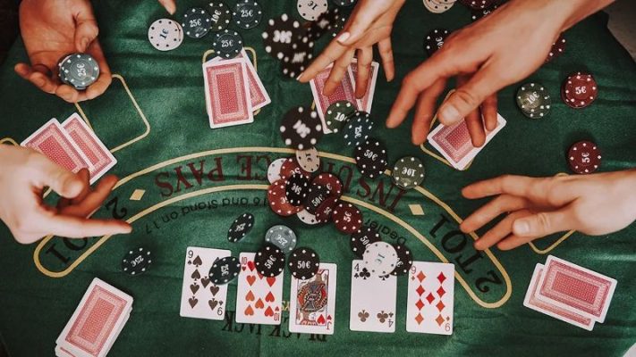 Để thành công trong poker, người chơi cần kỹ năng đọc bài, đọc người và quản lý cược tốt