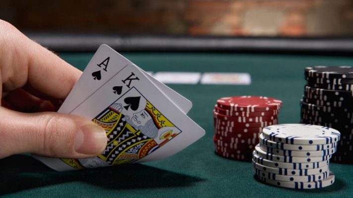 Poker là một trò chơi bài phổ biến trên toàn thế giới, thu hút hàng triệu người chơi mỗi ngày