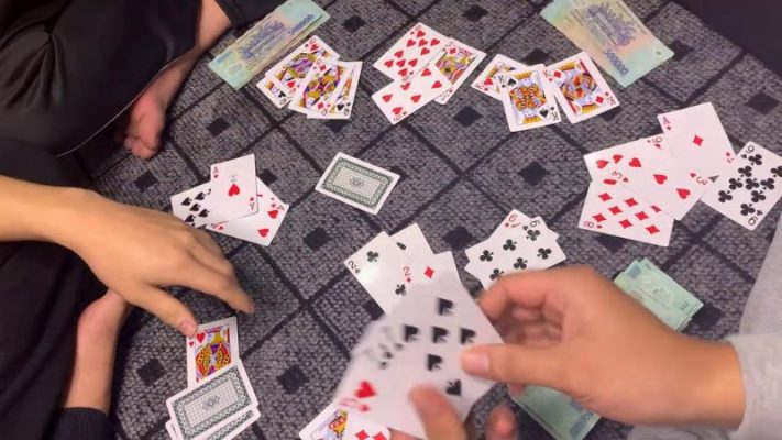 Việc tính toán là một yếu tố quan trọng khi chơi bài phỏm.