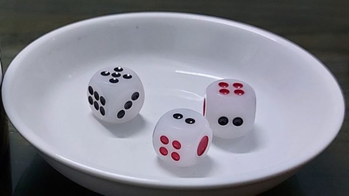 Xí ngầu là trò chơi rất phổ biến trong giới cá cược và đây thực sự là một trò chơi may rủi đầy thú vị